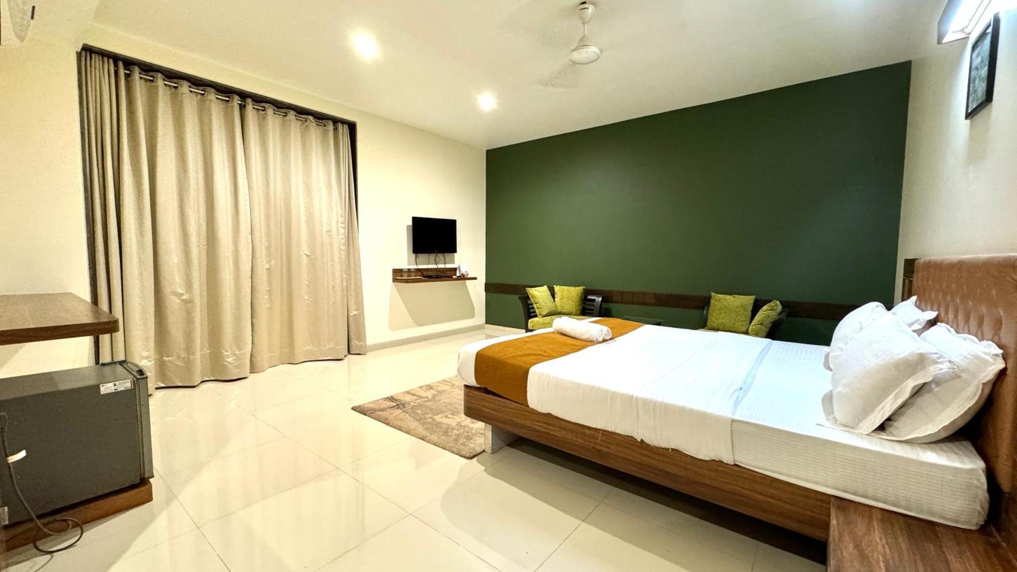 Hotel Sadhana Executive Dāpoli Exteriér fotografie