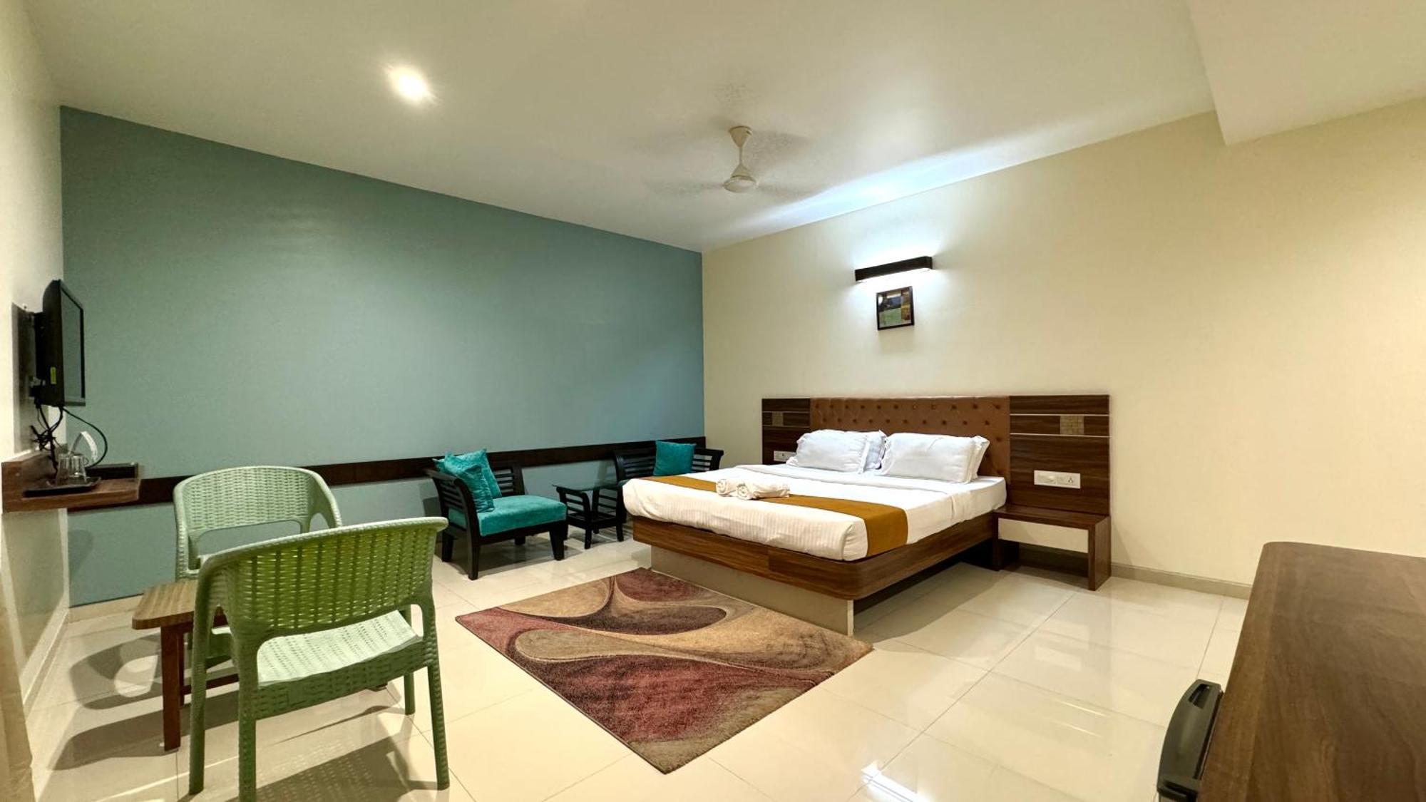Hotel Sadhana Executive Dāpoli Exteriér fotografie