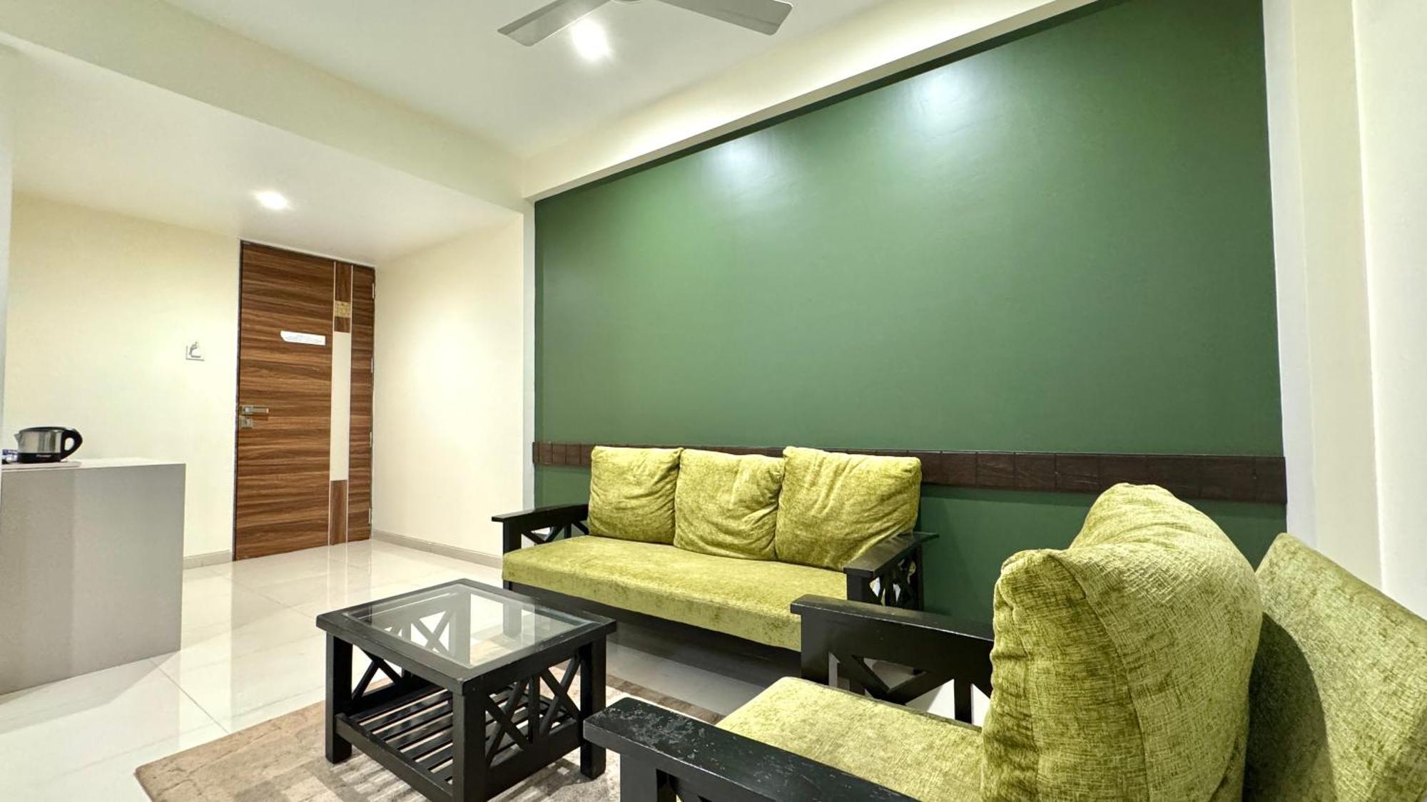 Hotel Sadhana Executive Dāpoli Exteriér fotografie