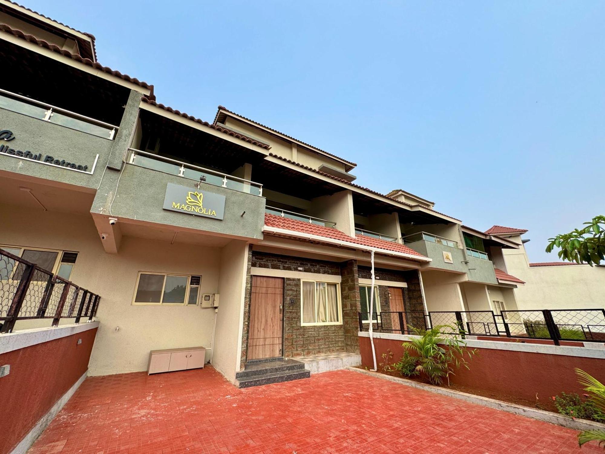 Hotel Sadhana Executive Dāpoli Exteriér fotografie