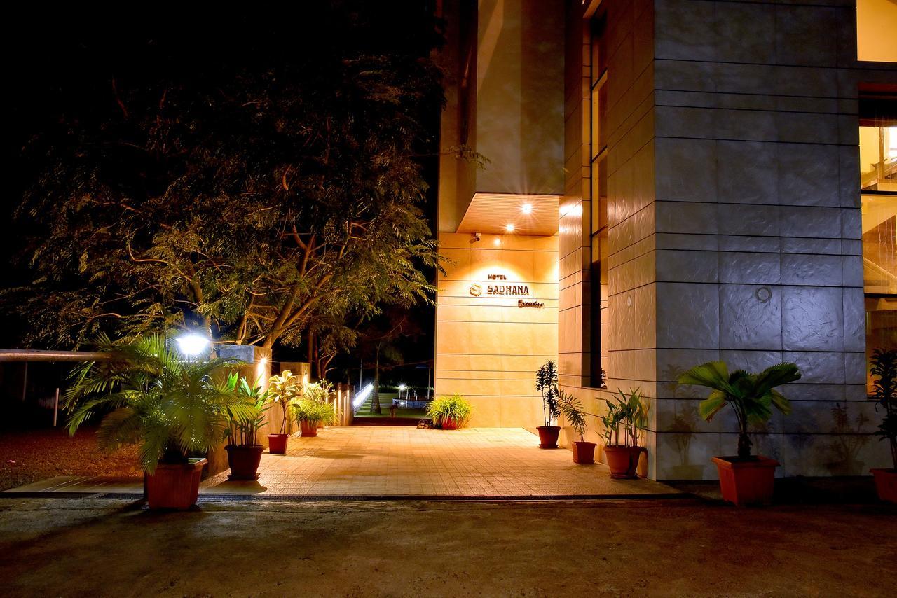 Hotel Sadhana Executive Dāpoli Exteriér fotografie